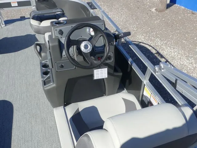 Slide: The Image of Sun Tracker Bass Buggy 16 XL Select 2026 - 17