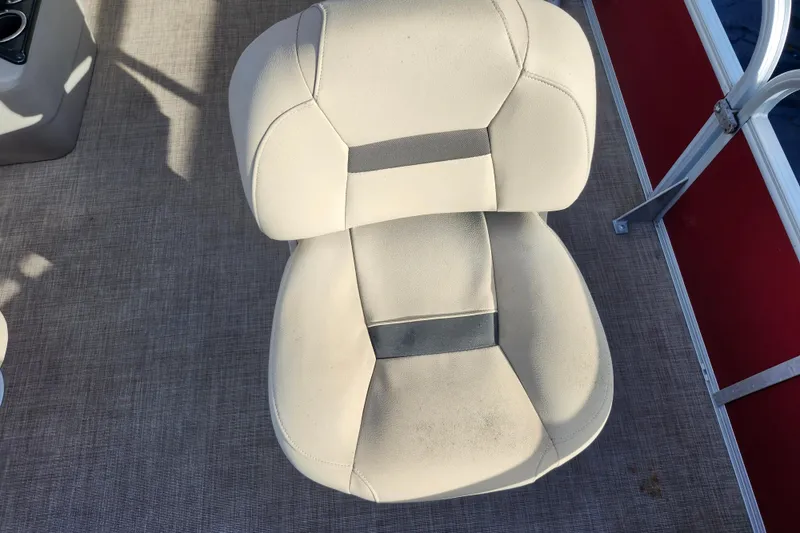 Slide: The Image of Beige seat on 2023 Sun Tracker Bass Buggy 18 DLX pontoon boat. - 21
