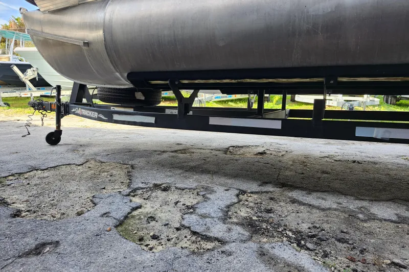 Slide: The Image of 2023 Sun Tracker Bass Buggy 18 DLX pontoon boat on trailer, side view. - 35