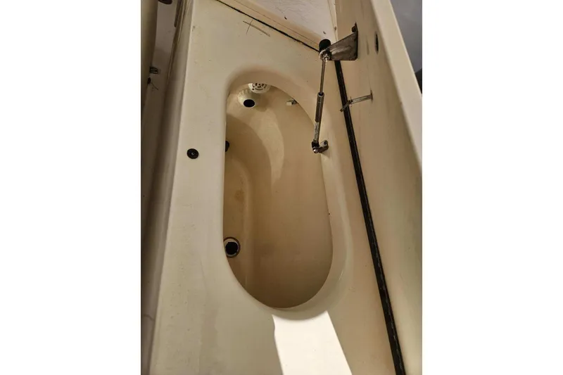 Slide: The Image of 2000 Pursuit 3070 Offshore Center Console boat interior detail. - 5