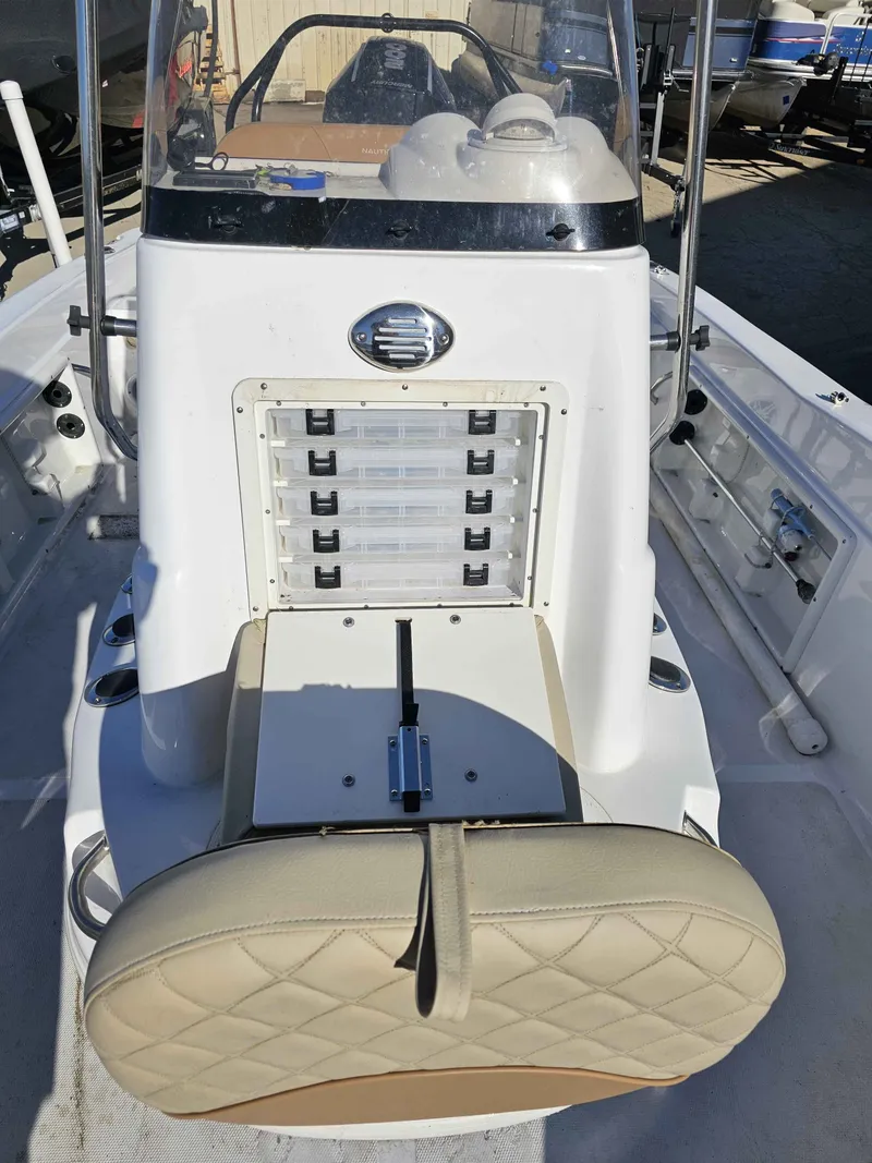 Slide: The Image of NauticStar 211 Hybrid 2024 - 10
