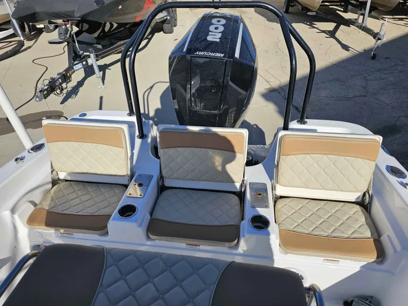 Slide: The Image of NauticStar 211 Hybrid 2024 - 11