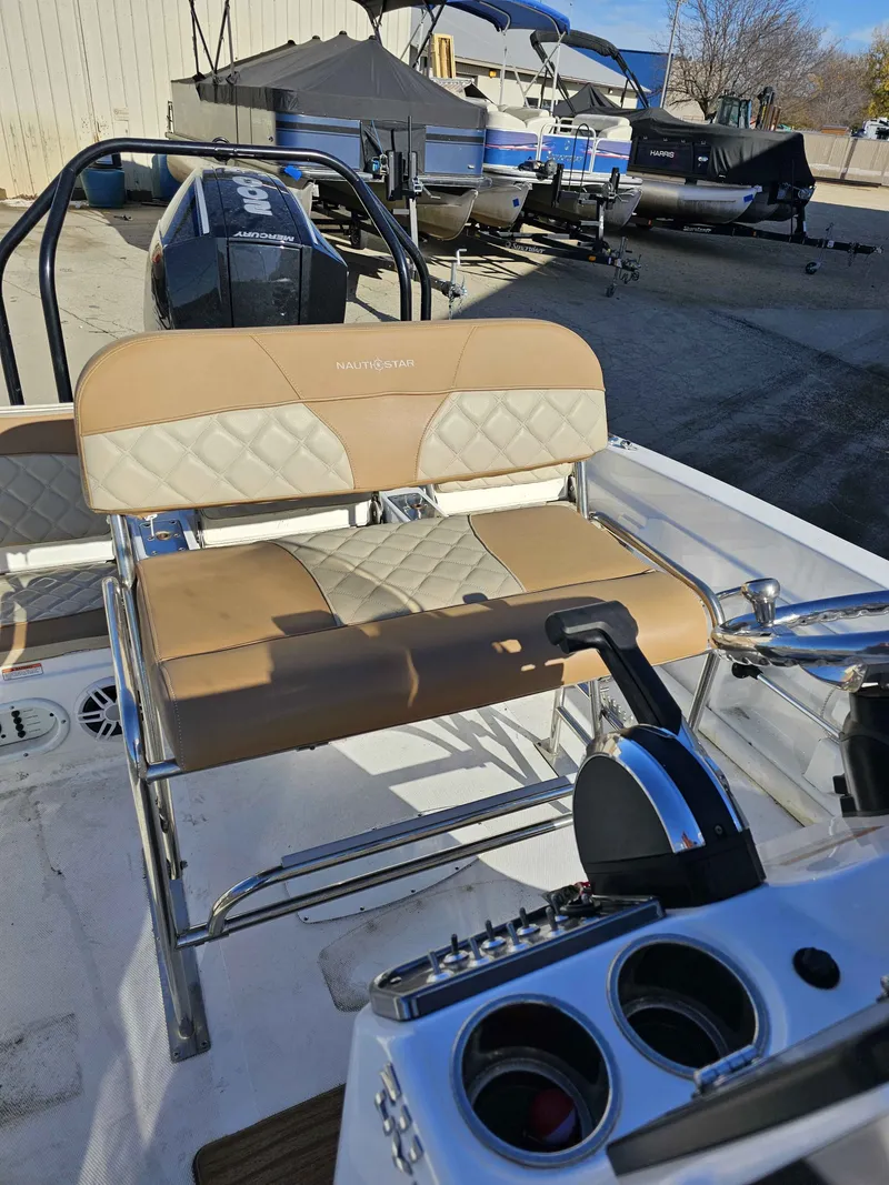 Slide: The Image of NauticStar 211 Hybrid 2024 - 4