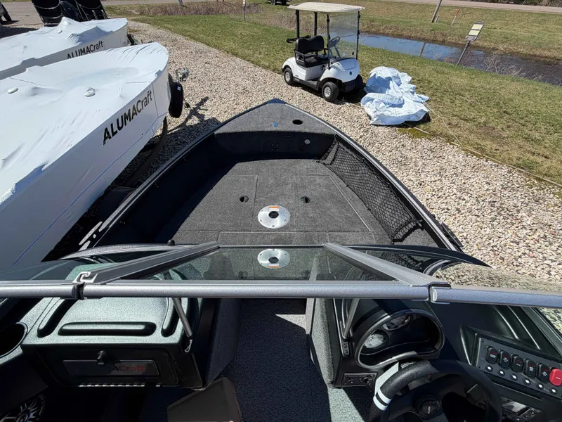 Slide: The Image of Alumacraft CLASSIC 165/SP 2026 boat with steering console and cover. - 3