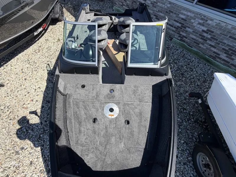 Slide: The Image of Alumacraft CLASSIC 165/SP 2026 boat with gray carpeted deck. - 4