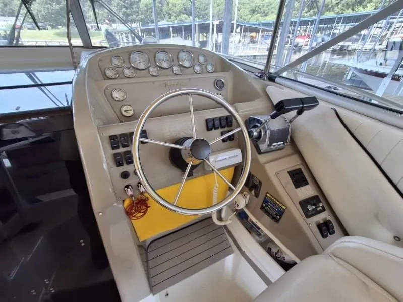 Slide: The Image of Bayliner 3255 Avanti 1999 - 6