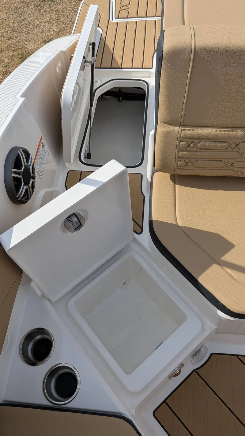 Slide: The Image of Sea Ray SPX 210/OB 2026 - 21