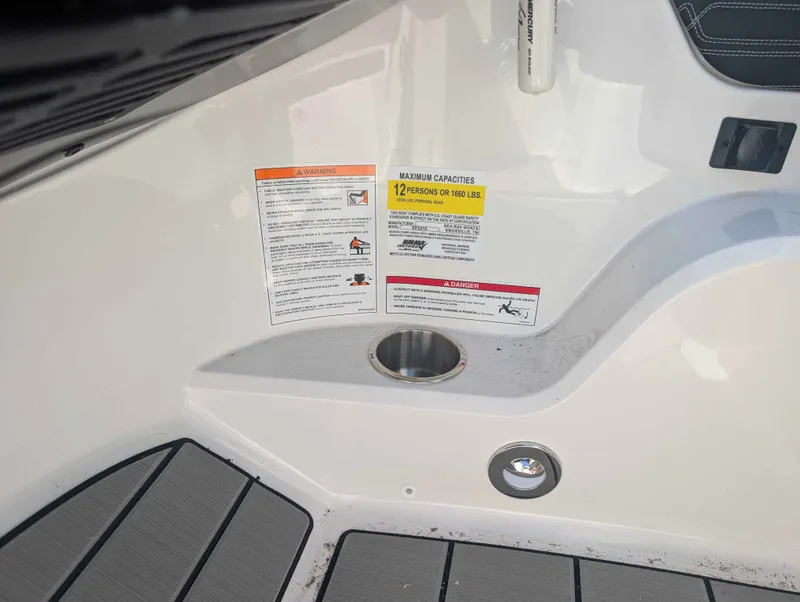 Slide: The Image of Sea Ray SPX 210 2026 - 15