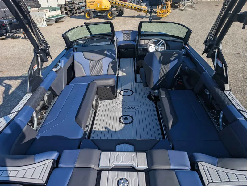 Slide: The Image of MasterCraft XT22 T 2026 - 12