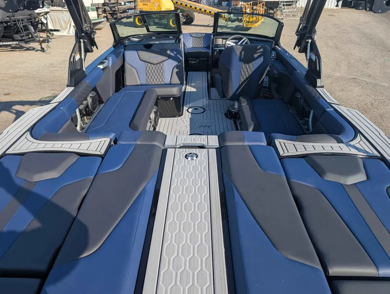 Slide: The Image of MasterCraft XT22 T 2026 - 19