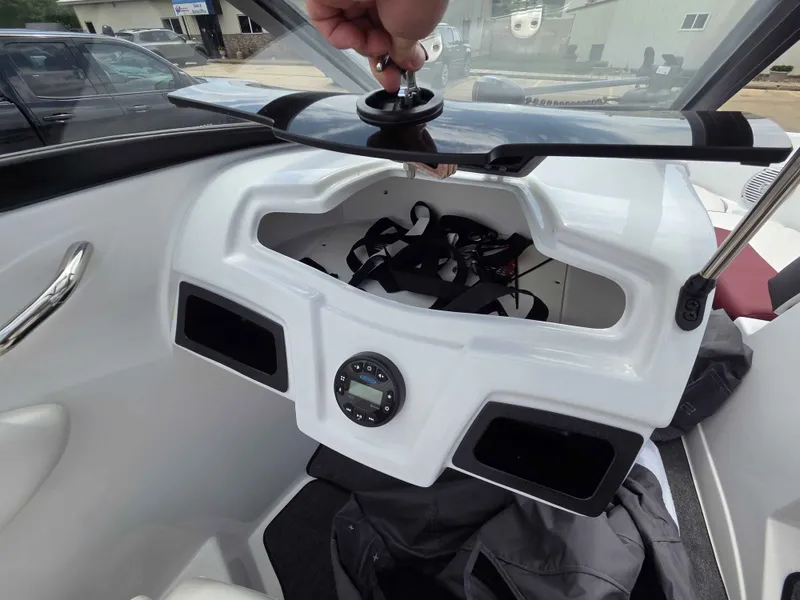 Slide: The Image of Tahoe 200 S 2023 - 12