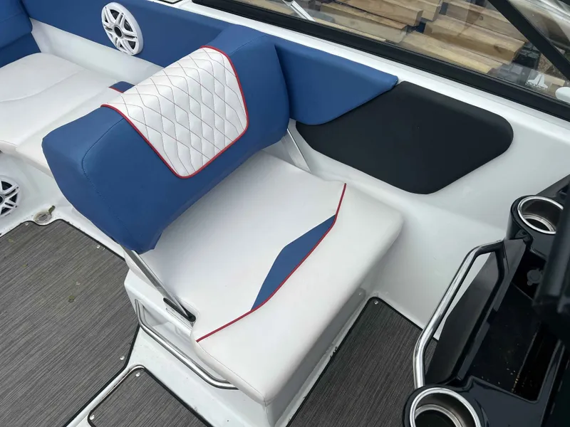 Slide: The Image of Glastron GX215 2021 - 10