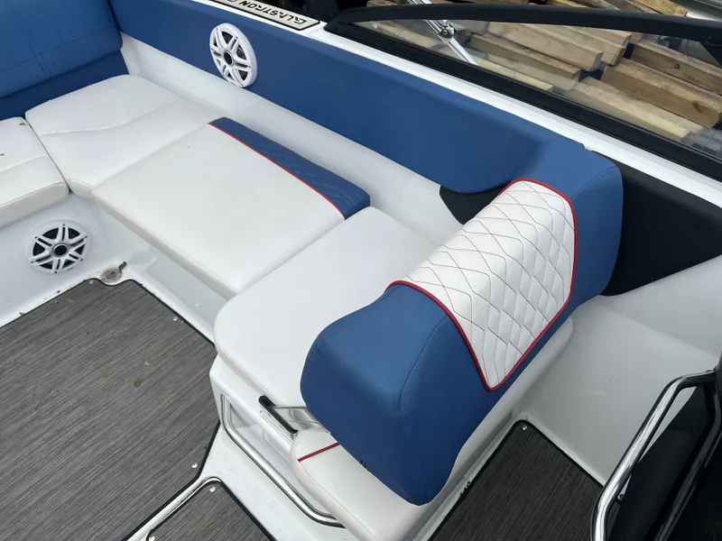 Slide: The Image of Glastron GX215 2021 - 11