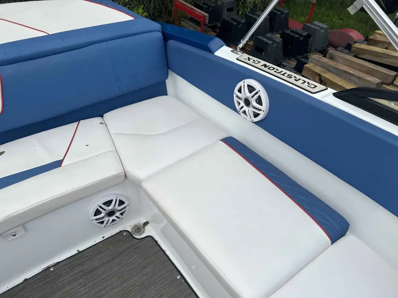 Slide: The Image of Glastron GX215 2021 - 12