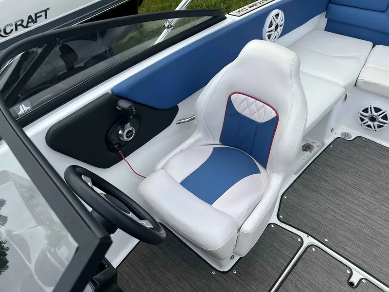 Slide: The Image of Glastron GX215 2021 - 7