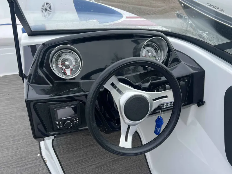 Slide: The Image of Glastron GX215 2021 - 8