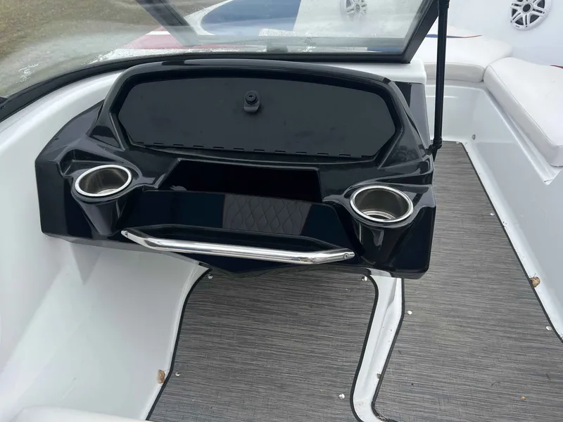 Slide: The Image of Glastron GX215 2021 - 9