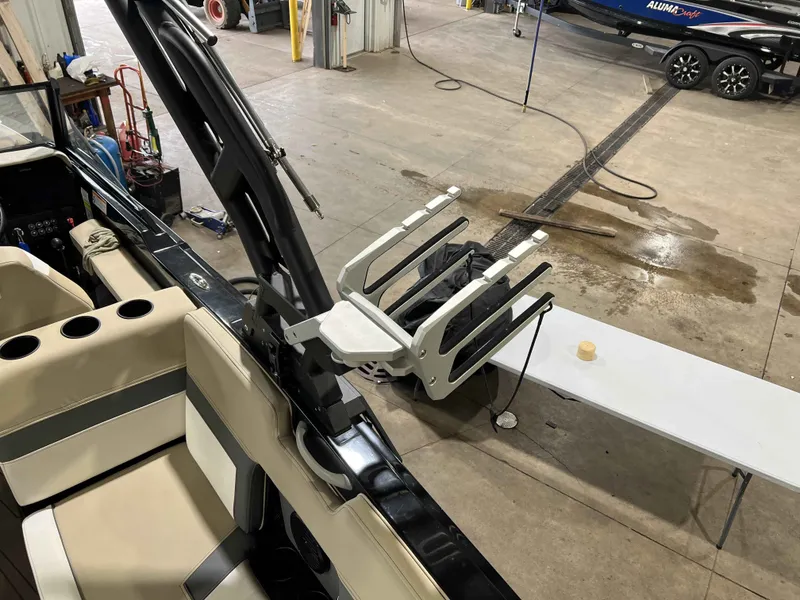 Slide: The Image of Heyday Wake Boats H22 2023 - 12