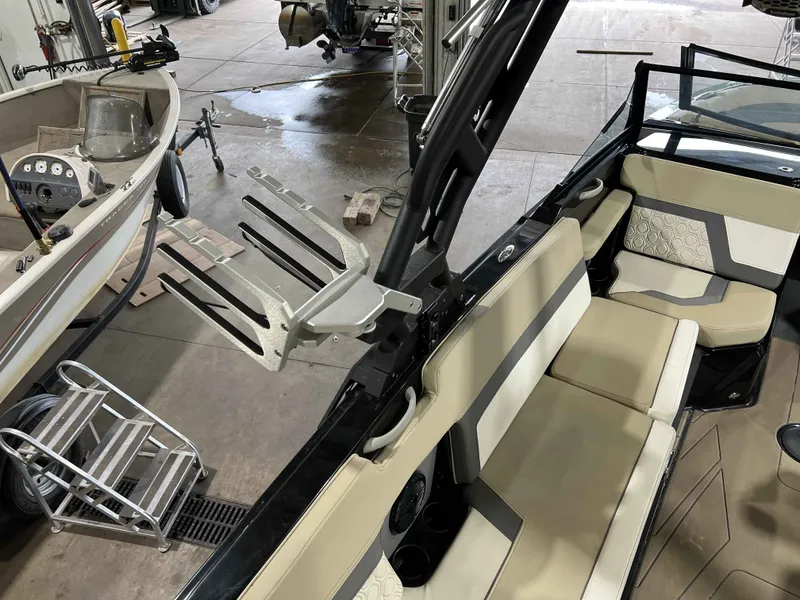 Slide: The Image of Heyday Wake Boats H22 2023 - 13