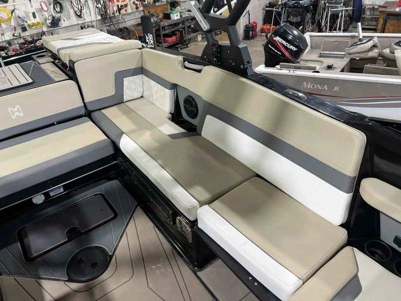 Slide: The Image of Heyday Wake Boats H22 2023 - 14