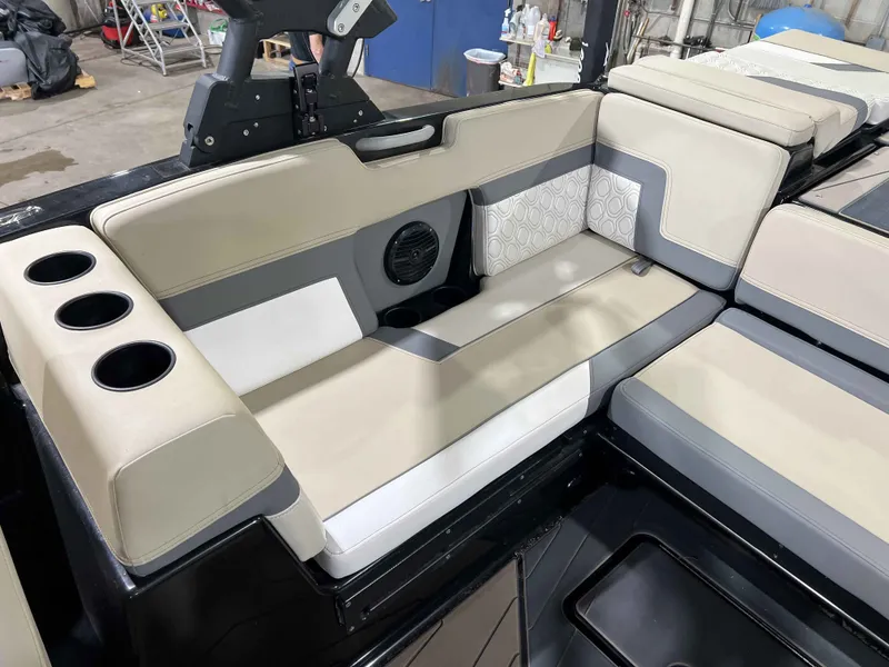 Slide: The Image of Heyday Wake Boats H22 2023 - 15