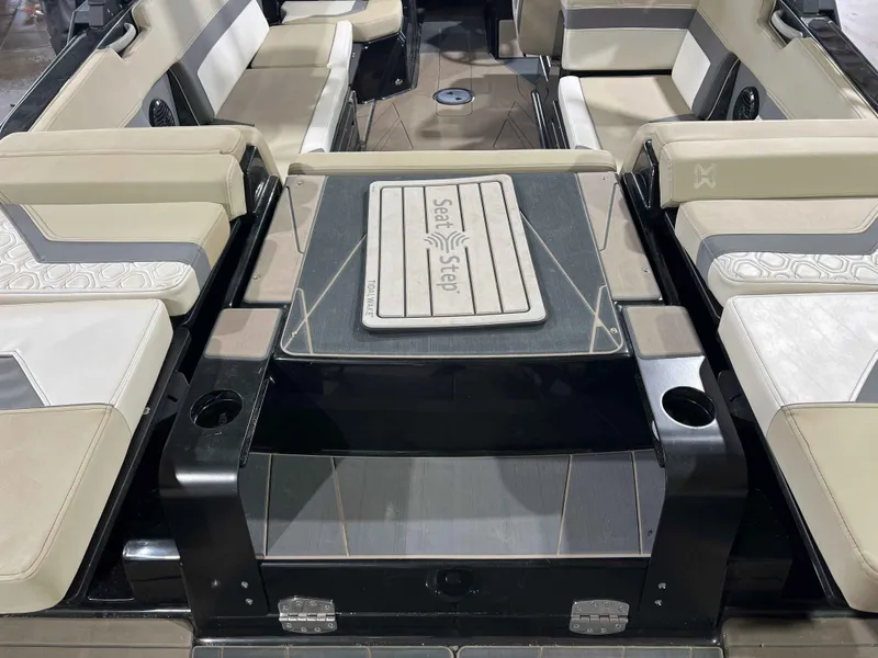 Slide: The Image of Heyday Wake Boats H22 2023 - 17