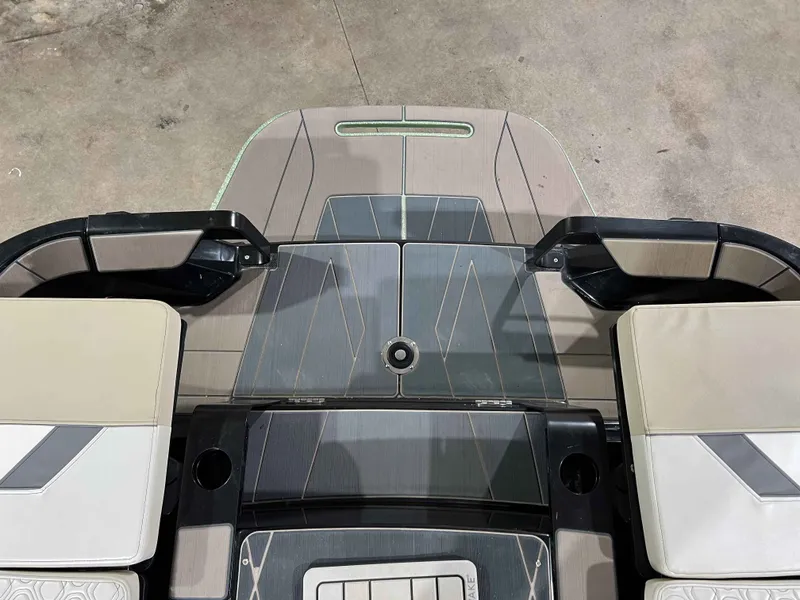 Slide: The Image of Heyday Wake Boats H22 2023 - 18