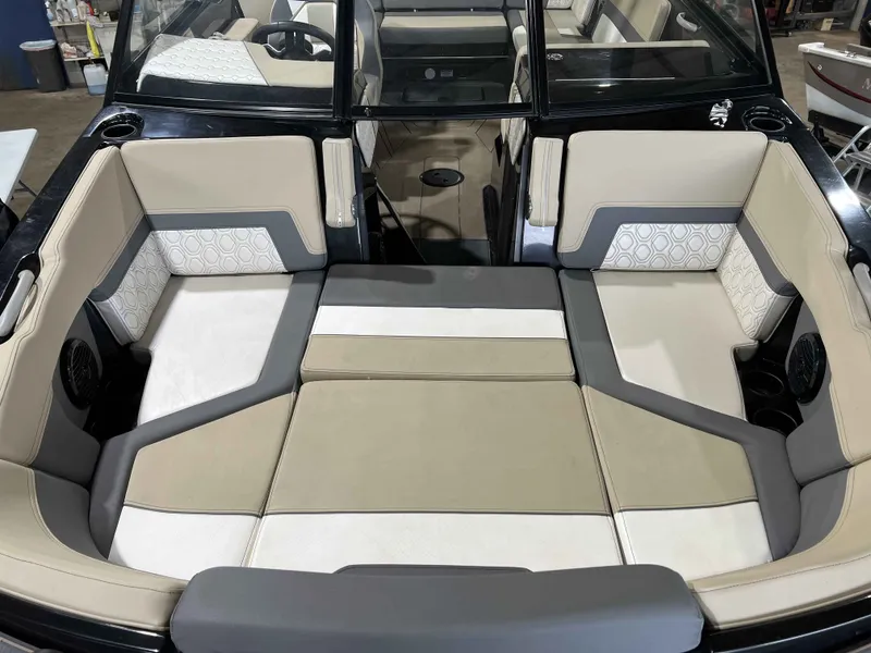 Slide: The Image of Heyday Wake Boats H22 2023 - 6