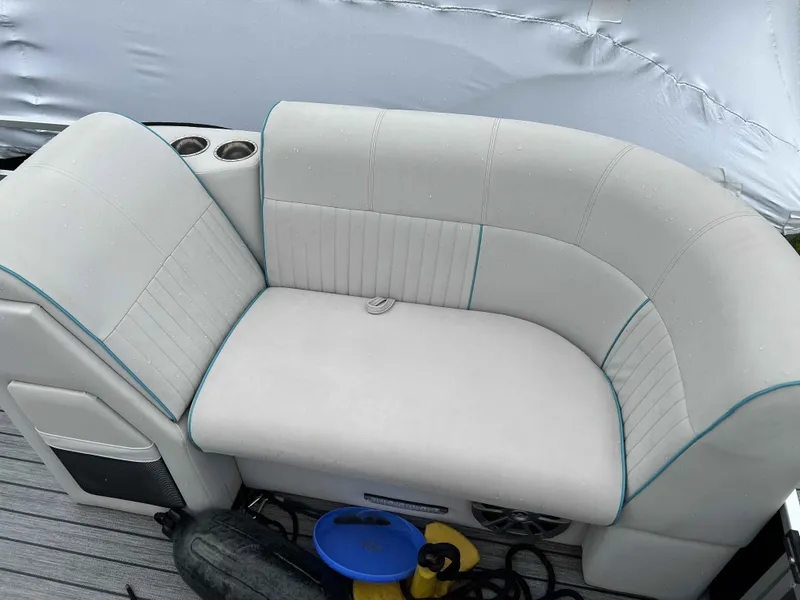 Slide: The Image of Apex 822LANAI DS/BAR 2019 - 4