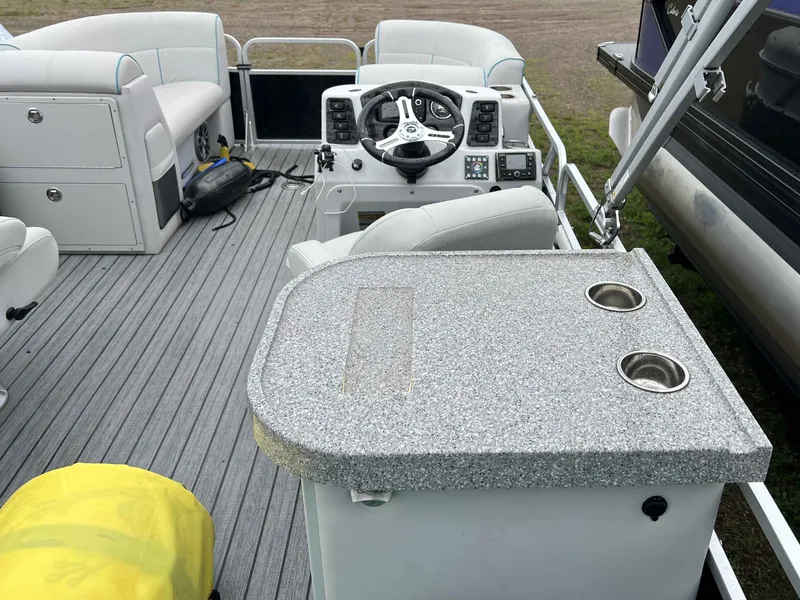 Slide: The Image of Apex 822LANAI DS/BAR 2019 - 7