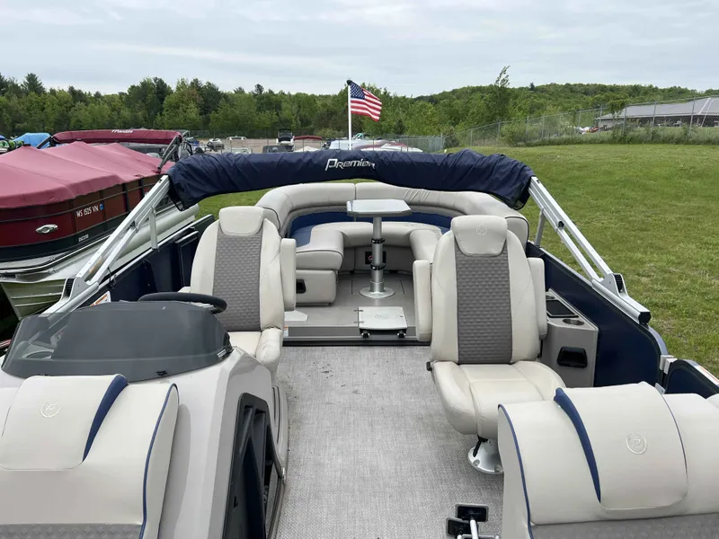 Slide: The Image of Premier 230 SOLARIS REV 2021 - 7