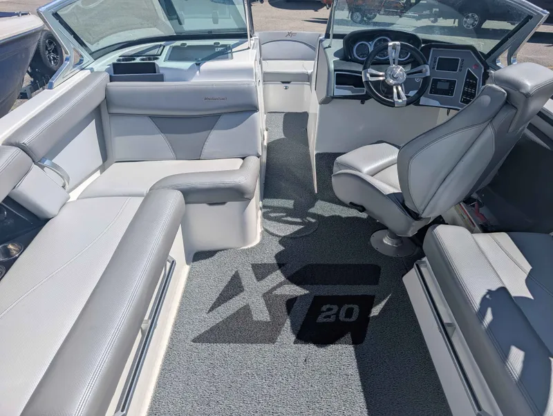 Slide: The Image of MasterCraft XT 20 2018 - 12