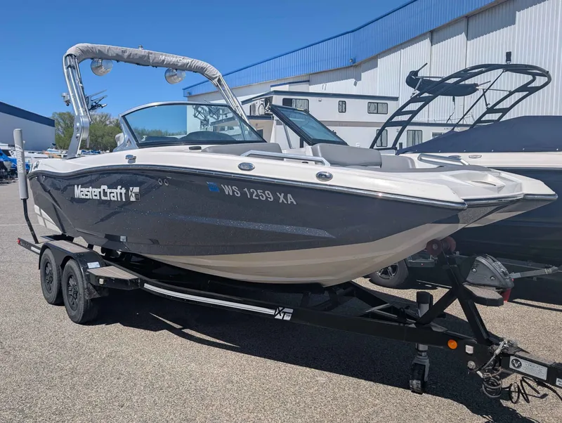 Slide: The Image of MasterCraft XT 20 2018 - 3