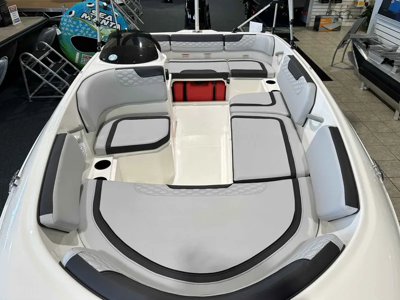 Slide: The Image of Bayliner Element E15 2025 - 3