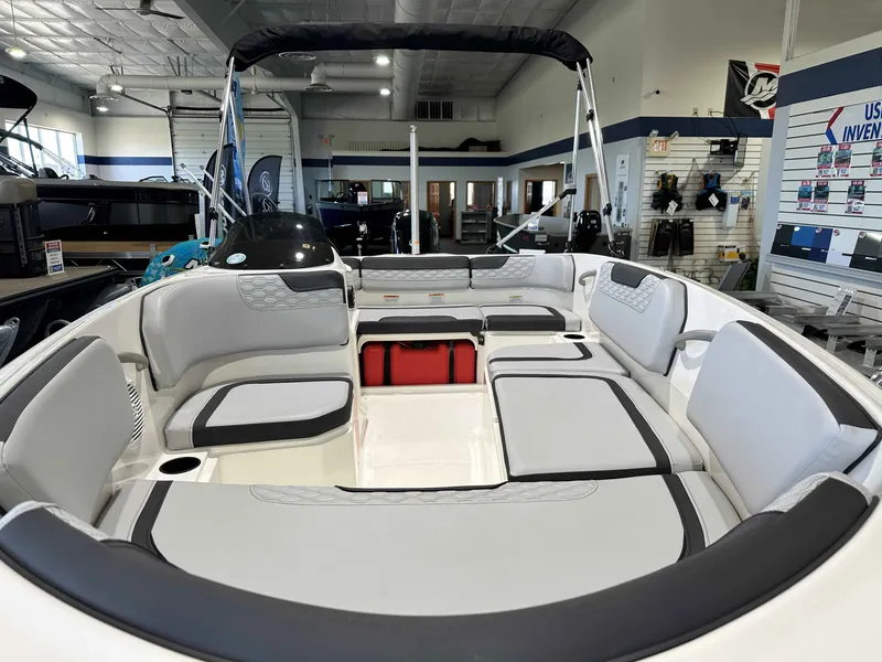 Slide: The Image of Bayliner Element E15 2025 - 4