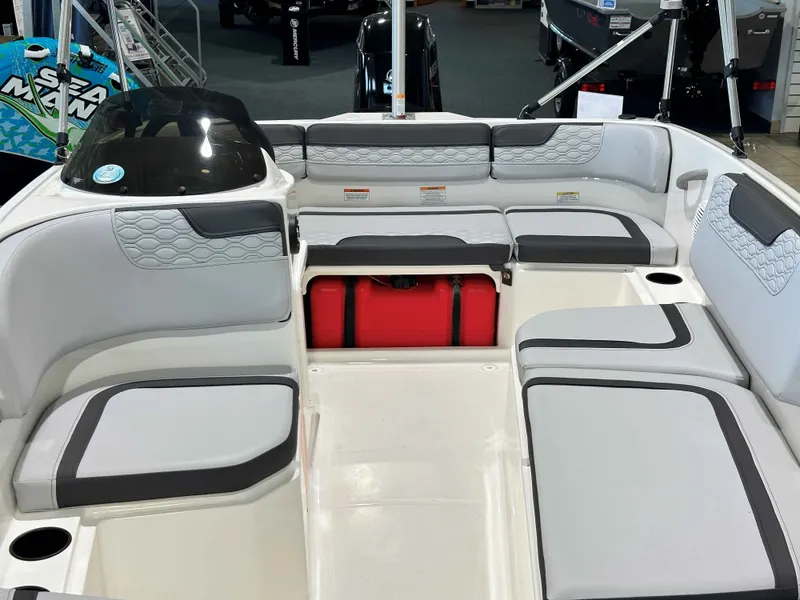 Slide: The Image of Bayliner Element E15 2025 - 5