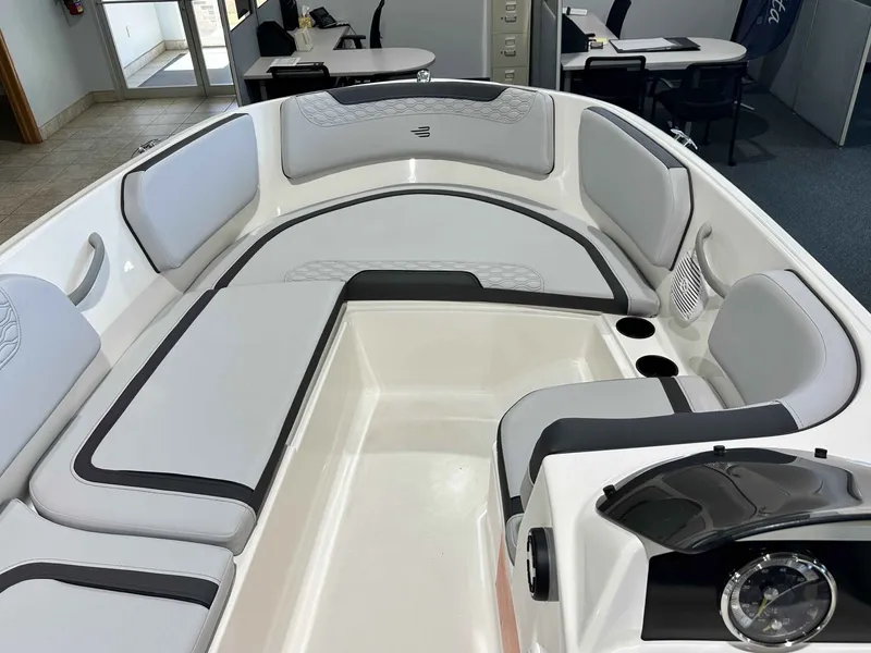 Slide: The Image of Bayliner Element E15 2025 - 6