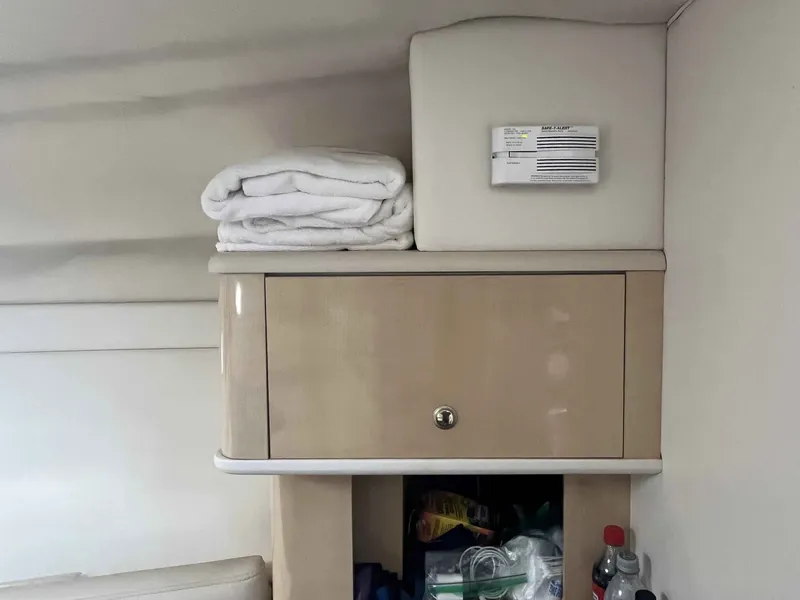 Slide: The Image of Maxum 2700 SCR 2001 - 26