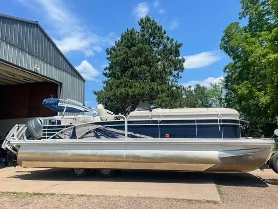 The Image of Bennington 2275 GL 2015 - 1