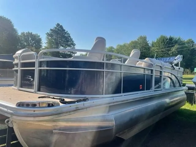 Slide: The Image of Bennington 2275 GL 2015 - 3