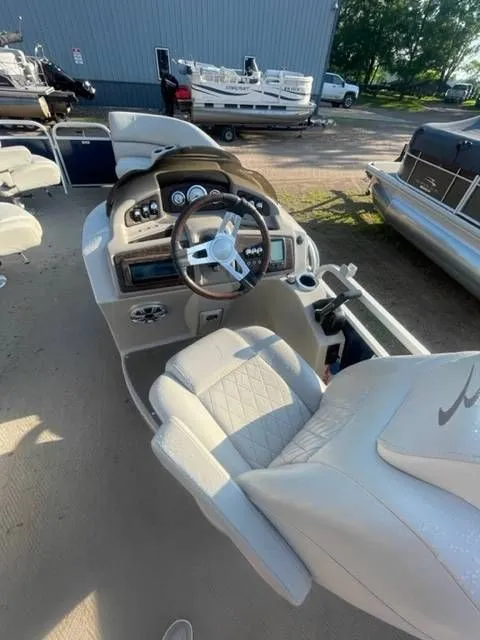 Slide: The Image of Bennington 2275 GL 2015 - 8