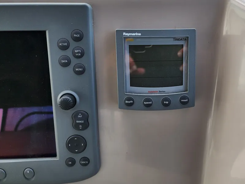 Slide: The Image of Rinker Fiesta Vee 410 2006 - 17