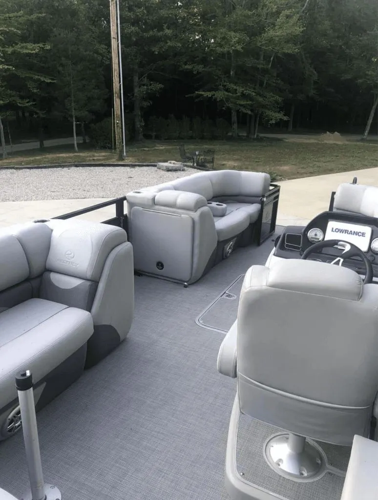 Slide: The Image of Regency 210DL3 2019 - 3