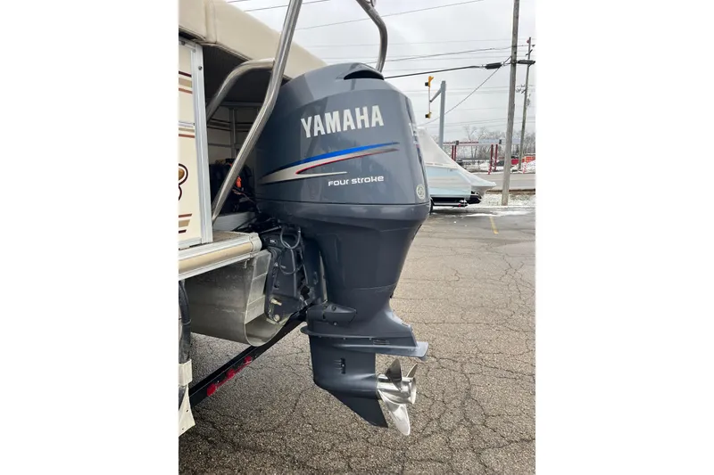 Slide: The Image of Yamaha four-stroke outboard motor on a 2005 GEN3 LX3 22C boat. - 10