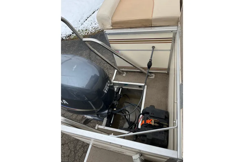 Slide: The Image of Pontoon boat with Yamaha outboard motor and battery, GEN3 LX3 22C, 2005 model. - 13