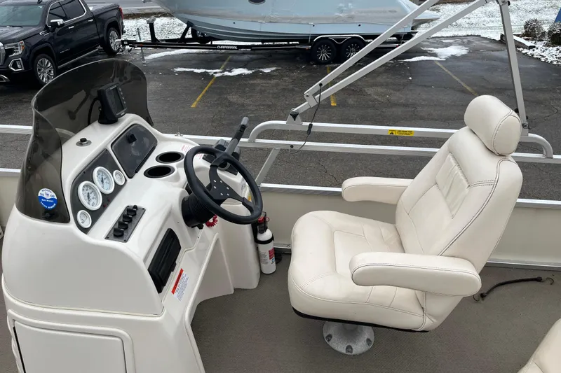 Slide: The Image of Steering console of a 2005 GEN3 LX3 22C boat with white captain's chair. - 9