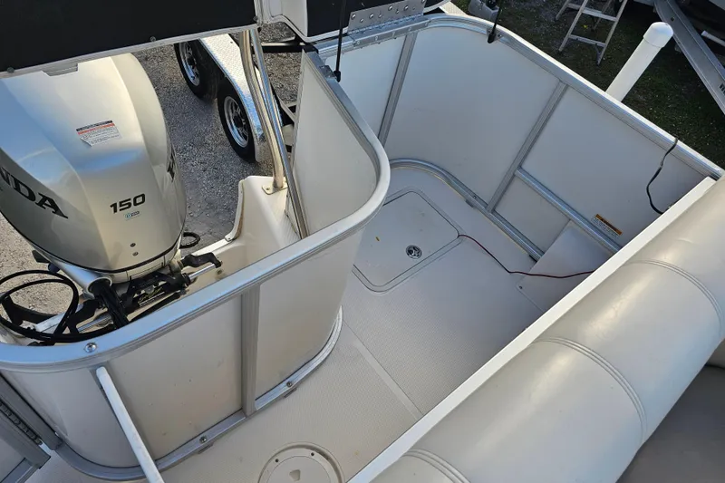 Slide: The Image of 2005 Hurricane FunDeck 218 RE OB boat with Honda 150 outboard motor. - 17