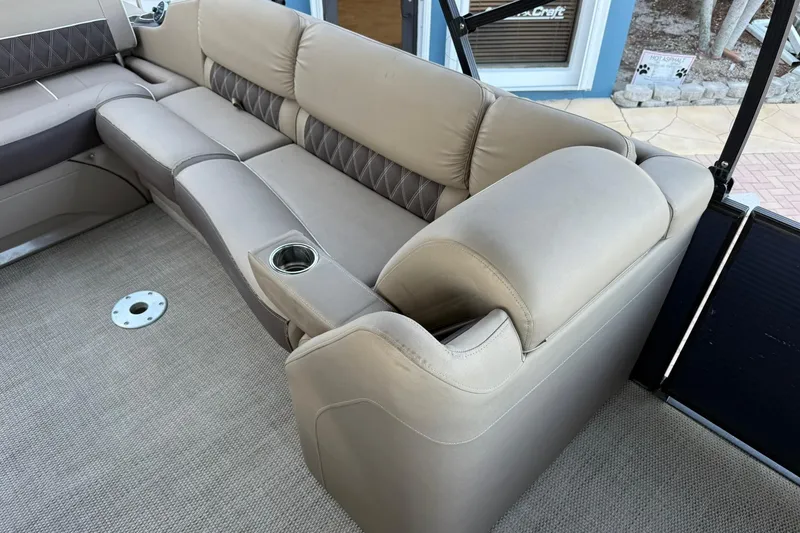Slide: The Image of Luxurious seating on a 2018 Bennington 25 QSB pontoon boat with cup holder. - 19
