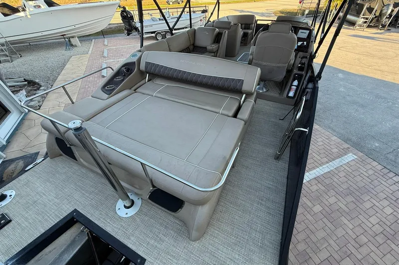 Slide: The Image of 2018 Bennington 25 QSB pontoon boat with spacious seating and modern design. - 22