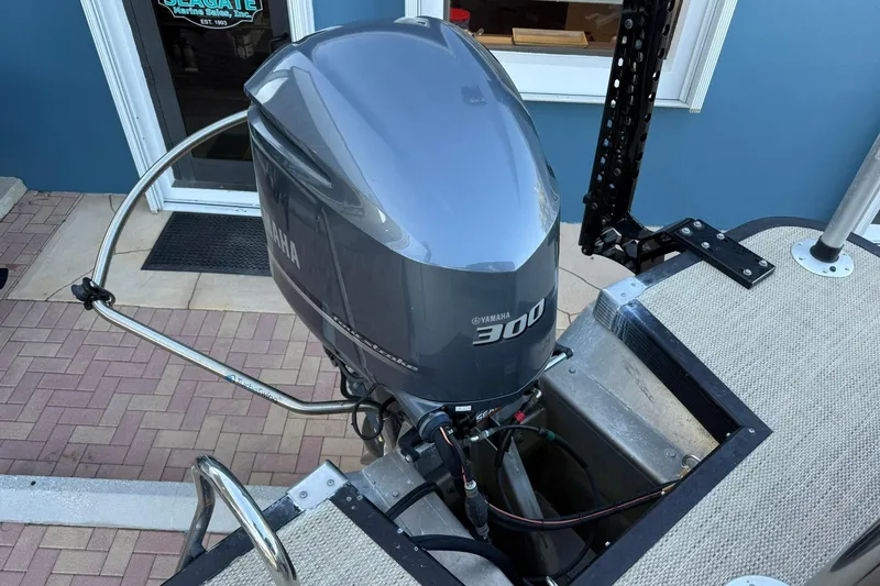 Slide: The Image of 2018 Bennington 25 QSB with Yamaha 300 outboard motor, docked near a building. - 24